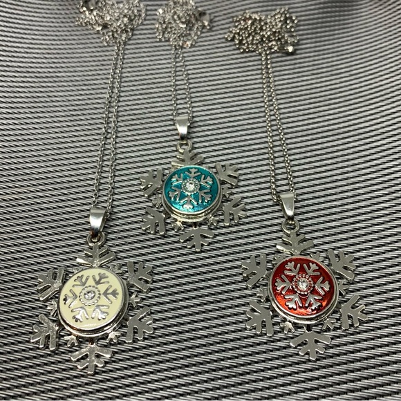 ✨Snowflake Snap Button Charm Necklace - Comes with ALL 3 Charms - Picture 5 of 5